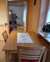 Essplatz mit Blick ins Wohnzimmer Essplatz mit Blick ins Wohnzimmer