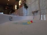 Eine Rundbadewanne - mal mit mal ohne Quietsche-Entchen :-) Eine Rundbadewanne - mal mit mal ohne Quietsche-Entchen :-)