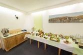 Morgens sitzen Sie an liebevoll gedeckten Frühstückstischen und genießen unser reichhaltiges Buffet Morgens sitzen Sie an liebevoll gedeckten Frühstückstischen und genießen unser reichhaltiges Buffet