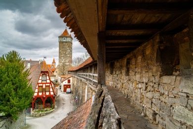 eine mittelalterliche Stadtmauer mit Turm