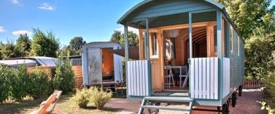 Zirkuswagen auf dem Campingplatz Nahemühle