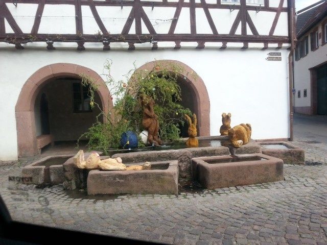 Ortsbrunnen an Ostern