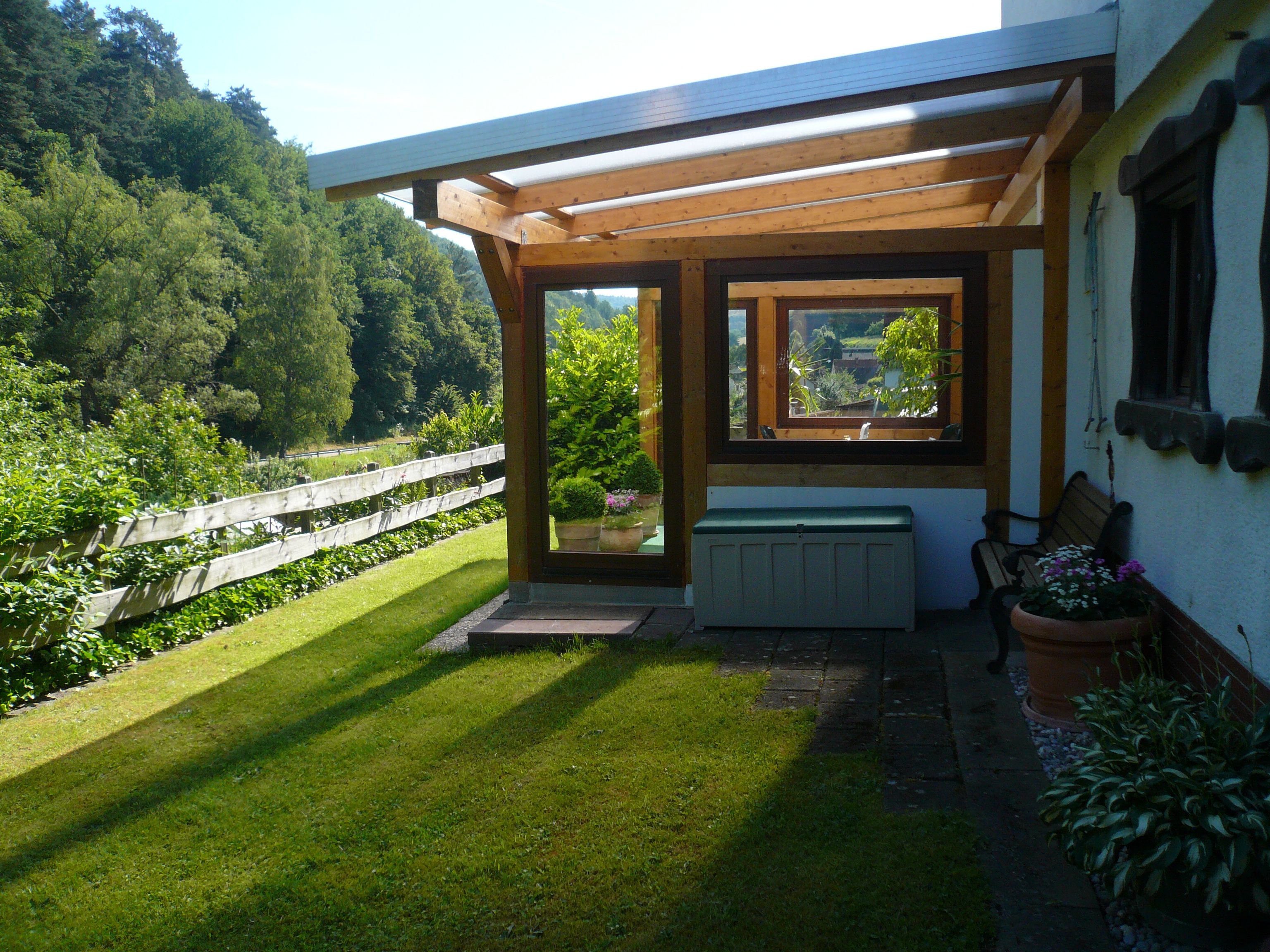 überdachte Terrasse mit Liegewiese