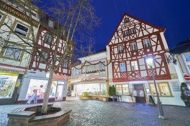 In der Innenstadt von Alzey findet der Weihnachtsmarkt statt. In der Innenstadt von Alzey findet der Weihnachtsmarkt statt.