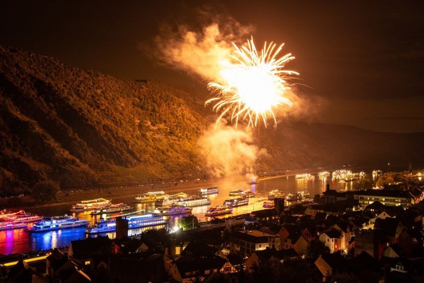 Oberweseler Weinmarkt mit Rhein in Flammen Oberweseler Weinmarkt mit Rhein in Flammen